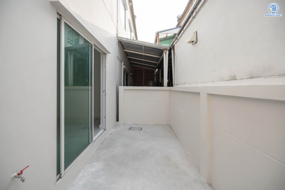 บ้านมือสองตกแต่งใหม่ โครงการ เดอะทรัสต์ทาวน์ ราชพฤกษ์-รัตนาธิเบศร์ เนื้อที่ 19.7 ตร.ว. ฟังก์ชัน 3 ห้องนอน 2 ห้องน้ำ 2 ที่จอดรถ บ้านสวยจากแบรนด์ Q.House บนทำเลติดถนนราชพฤกษ์ เดินทางสู่ใจกลางเมืองได้อย่างรวดเร็ว ใกล้รถไฟฟ้าสายสีม่วง "สถานีบางรักน้อยท่าอิฐ"